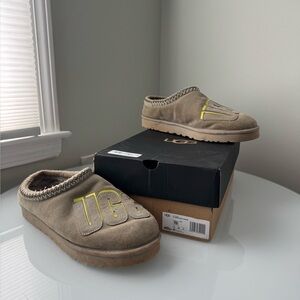 UGG Tasman Graphic Shadow Slippers | Men’s 13 | Light Grey w/ Yellow-Green